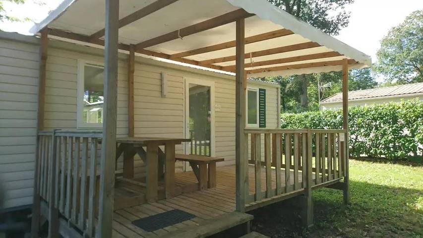 Camping pour 5 personnes, avec Terrasse et Jardin ainsi que Bassin pour enfant et Piscine