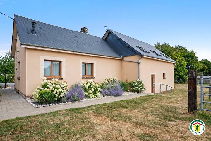 Gîte pour 10 personnes, avec Jacuzzi et Terrasse ainsi que Jardin et Piscine