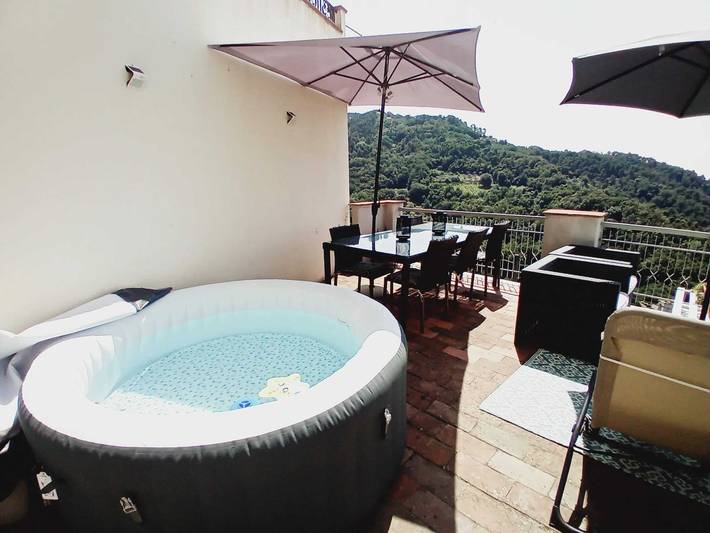 Gîte pour 5 personnes, avec Balcon/Terrasse ainsi que Jacuzzi et Terrasse à Sarzana