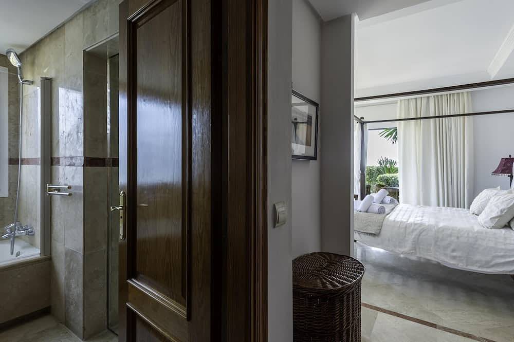 Entire apartment, Luxury beachfront apartment in Estepona in Saladillo Benamara, Estepona