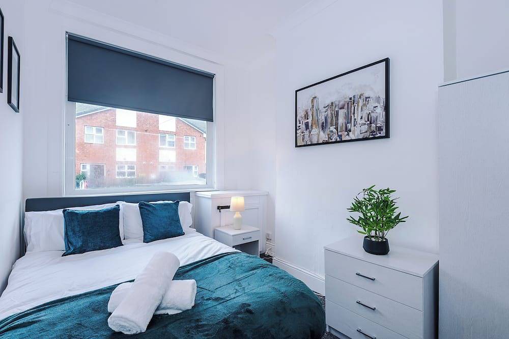 Modern Home, Ideal for Families, Free Parking! in Stoke-on-Trent, Midlands