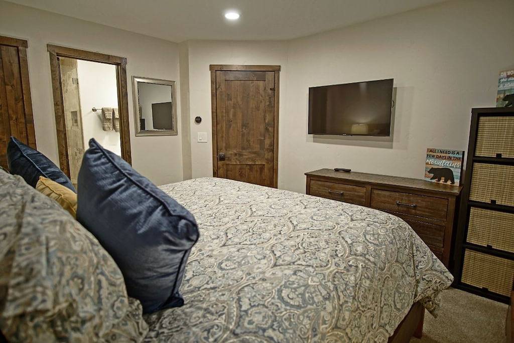 Ganze Wohnung, Heart of Lionshead + Free Parking - Rooftop Hot Tub - Renovated Condo in Vail Ski Resort, Vail