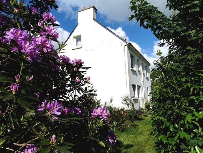Location de vacances pour 15 personnes, avec jardin et vue sur le lac ainsi que piscine et vue à Languidic
