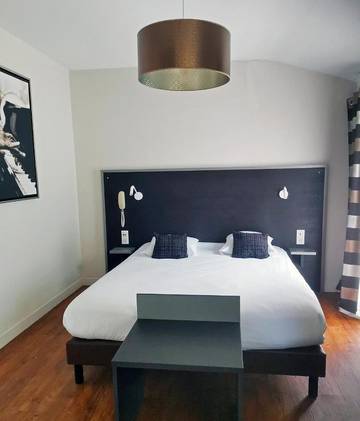 Hôtel pour 2 personnes, avec jacuzzi ainsi que sauna et jardin, animaux acceptés à Baud (mesure)