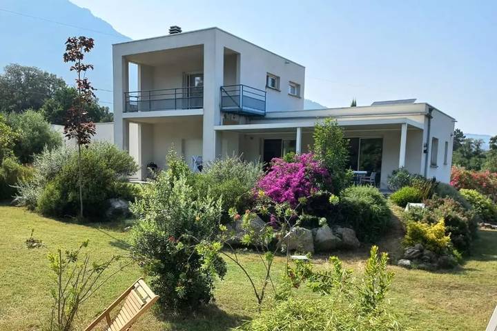 Location de vacances pour 6 personnes, avec jardin à Santa-Maria-Poggio