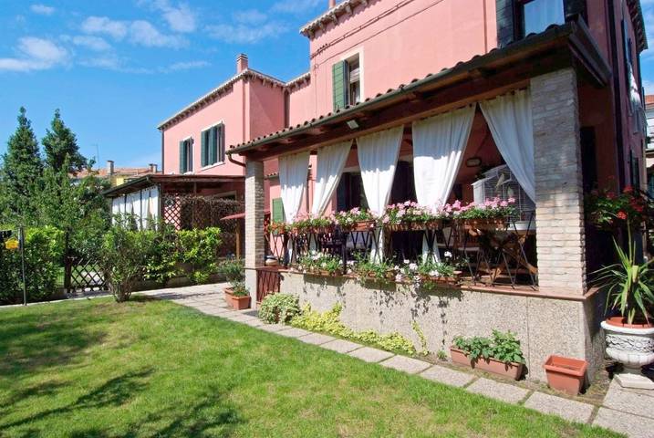 B&B für 13 Personen, mit Balkon und Terrasse sowie Garten und Ausblick in 