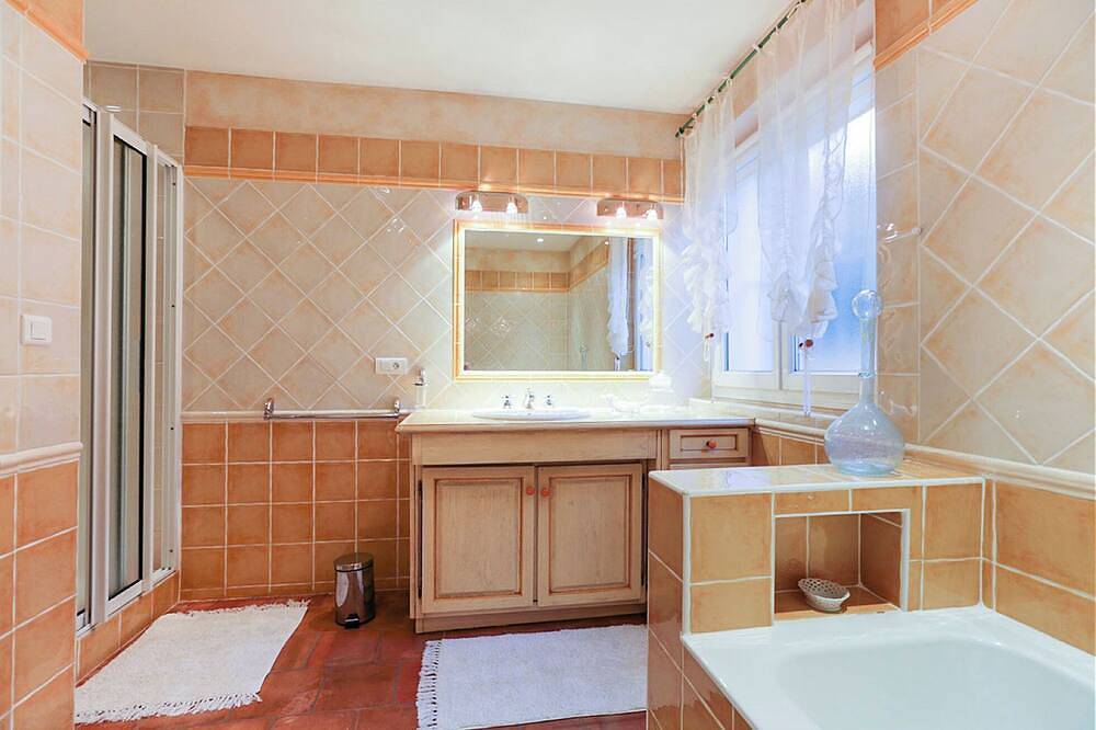 Stylish family house with pool at the foot of the village of Ménerbes in Ménerbes, Parc naturel régional du Luberon