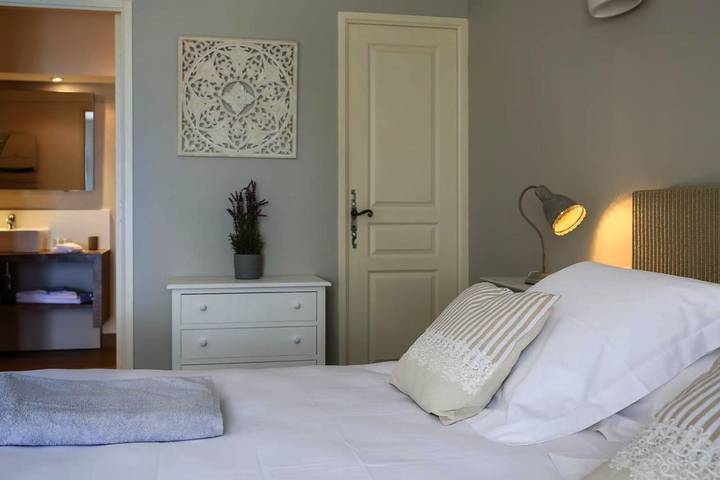 Chambre d’hôte pour 2 personnes, avec Terrasse et Jardin ainsi que Piscine et Vue à Bonnieux