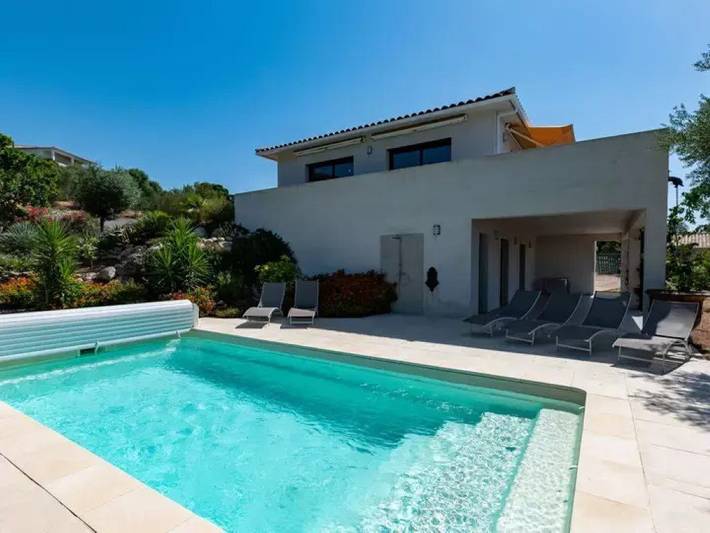 Villa pour 10 personnes, avec balcon ainsi que jardin et piscine - 1