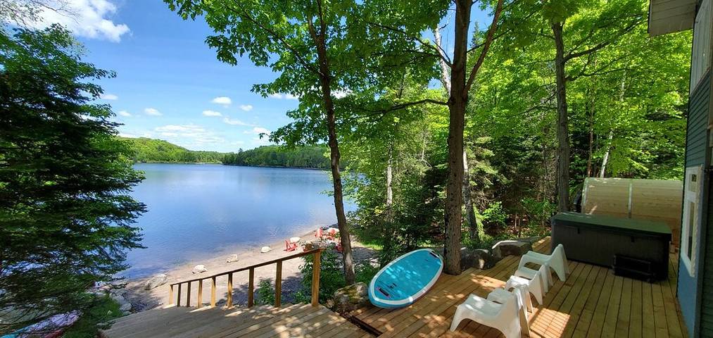 Vacation rental for 10 people, with sauna and hot tub as well as garden, with pets in Ontario