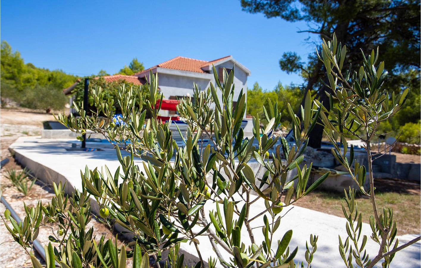 Gemütliche 2-Zimmer-Wohnung mit Meerblick, Pool und Terrasse – 2 km vom Strand entfernt in Milna, Brac