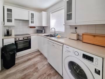 Log Cabin for 4 People in Brockenhurst, New Forest National Park, Photo 3