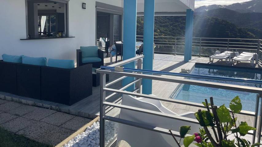 Villa pour 14 personnes, avec jardin ainsi que piscine et vue