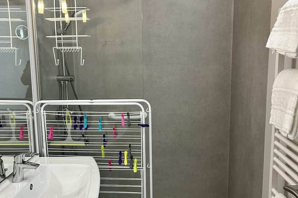 Entire apartment, Apartment 4 persons air-conditioned 1 bedroom + sofa bed Puy de Pourcharet A04 in Châtel-Guyon, Volcans d'Auvergne Regional Nature Park