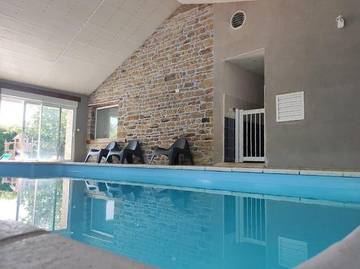 Gîte pour 12 personnes, avec jardin ainsi que terrasse et piscine, animaux acceptés à Plaudren