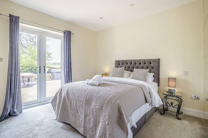 Glamping for 10 people, with hot tub in Cheshire