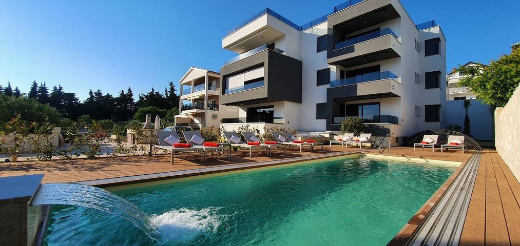 Ferienwohnung für 4 Personen, mit Sauna und Balkon sowie Pool und Garten in Sveti Filip i Jakov