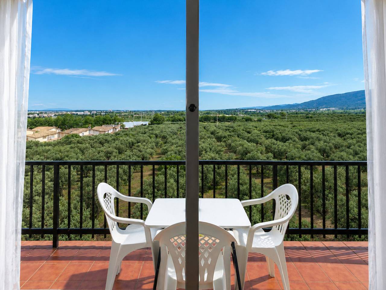 Entire apartment, Bright apartment with pool and parking in Roses in Roses, Upper Empordà
