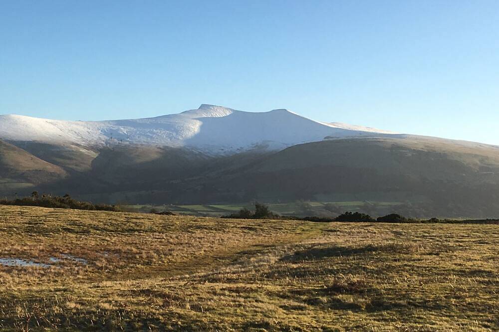 Minutes from Pen y fan and Storey Arms , Brecon Beacons , hot tub , steam room . in Brecon Beacons