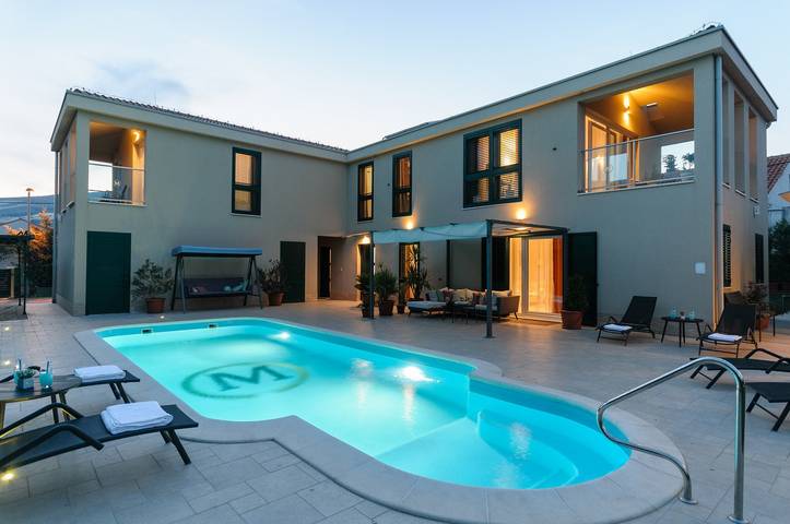 Villa für 10 Personen, mit Garten und Balkon sowie Pool in Trogir