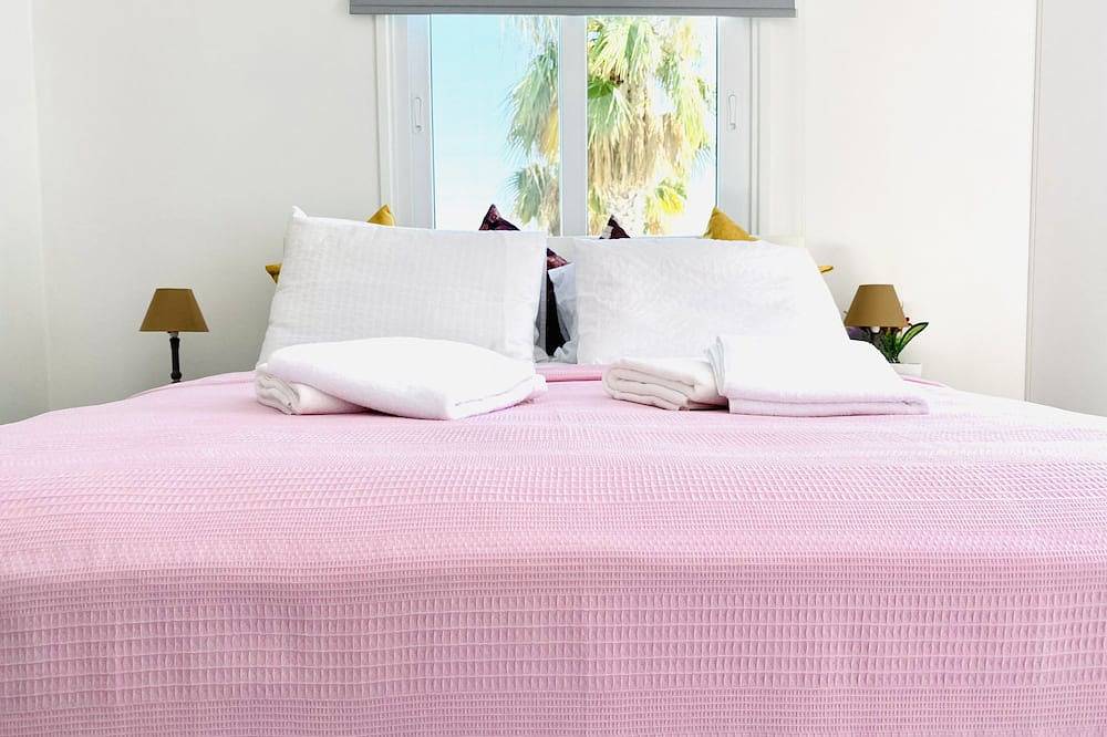 8 plus sleeps, 2 min Beach, Private Pool & Parking in Πύλα, Larnaca Bezirk