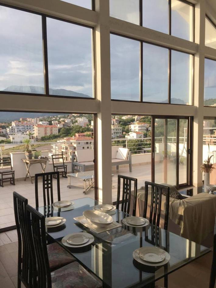 Villa für 15 Personen, mit Balkon und Whirlpool sowie Terrasse und Garten in Montenegro - 3