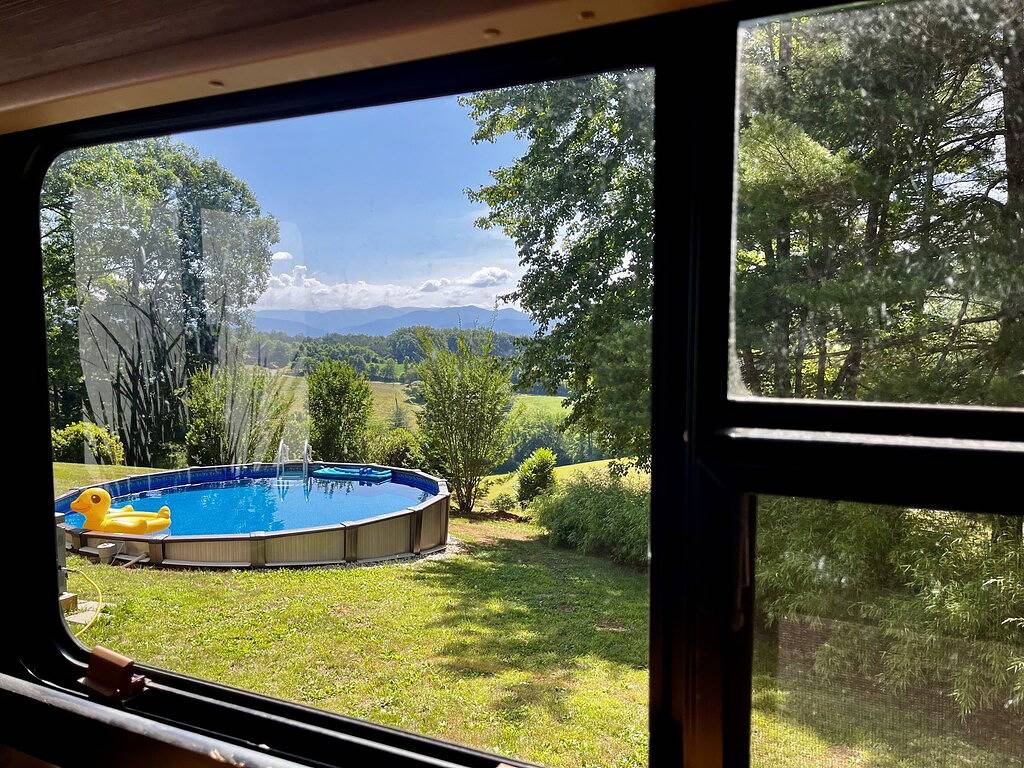 Mountain sunrise views from spacious cozy 5th wheel camper-20 min from Asheville in Buncombe County
