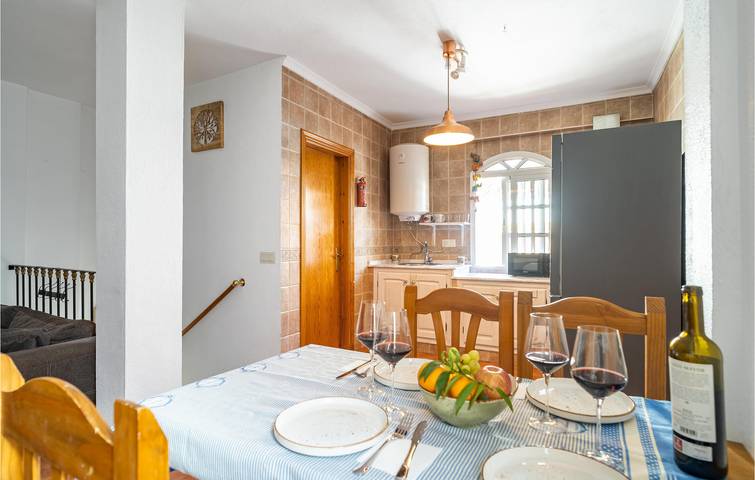 Appartement de 100 m² avec terrasse et cuisine, situé au centre de la ville in Facinas, Tarifa