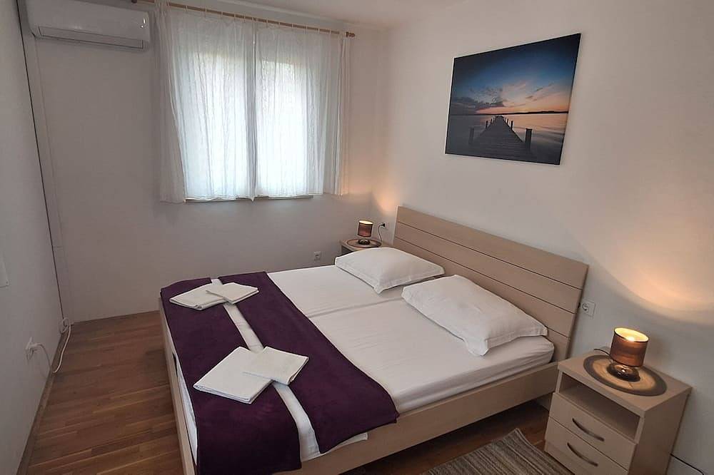 Villa Gudelj, 30m from the beach, air-conditioned, kayaks, bicycles, heated pool in Milna, Brac
