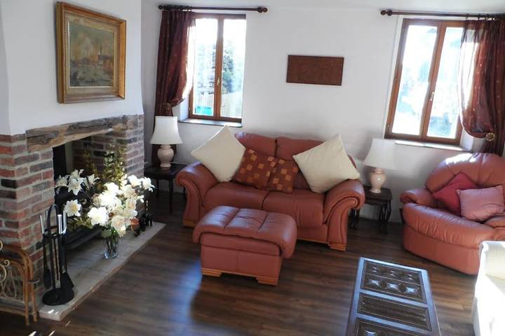 Gîte pour 5 personnes, avec terrasse dans Étagnac