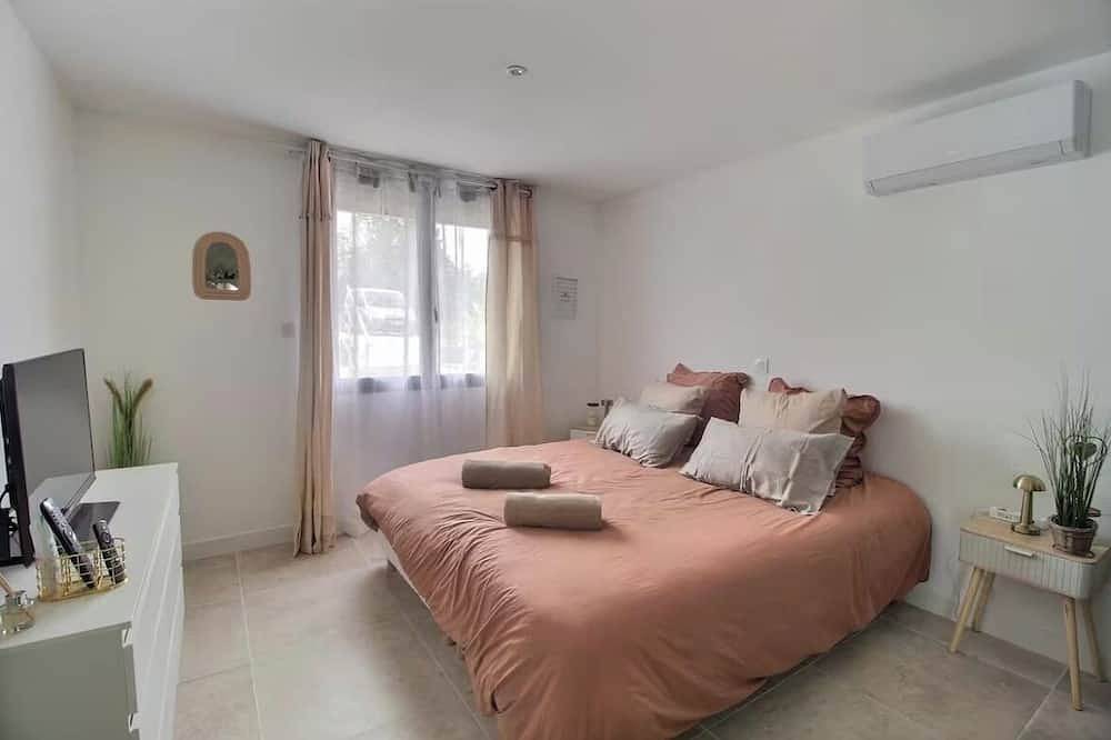 Garden and Spa Camélia indoor Jacuzzi house with private terrace and parking lot in Bourges, Bourges region