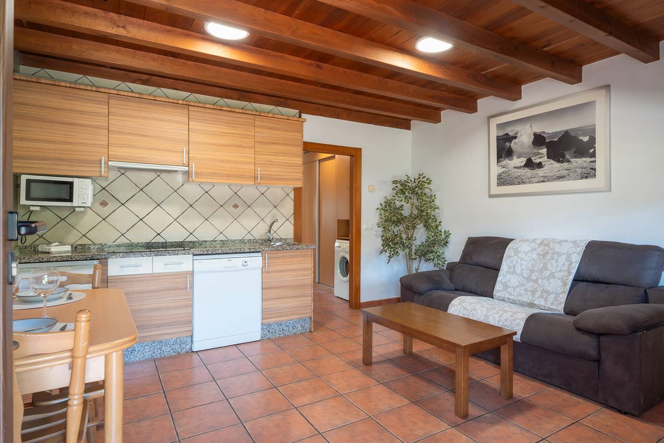 Entire apartment, Apartment 'Aires De Avín 3' with Mountain View, Private Terrace and Wi-Fi in Avín, Onís