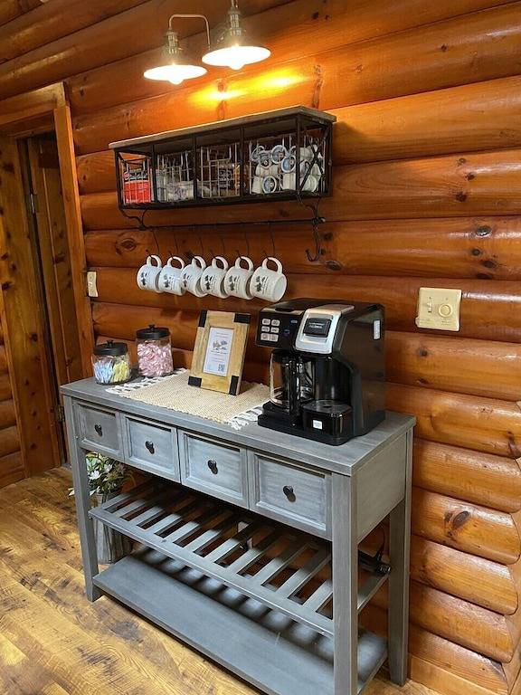 Vacation house for 16 people, with hot tub and yard as well as balcony in Norris Lake