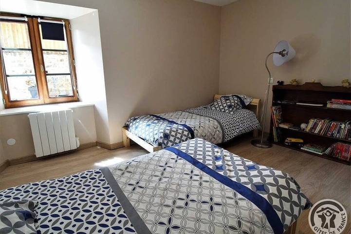 Location de vacances pour 6 personnes, avec piscine et jardin à Cublize - 2