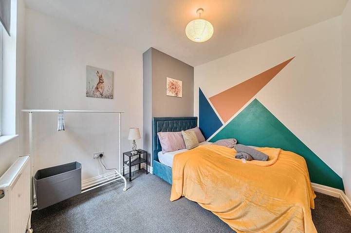 Six‑bedroom stay with garden, private hot tub, parking and easy Manchester tram links in Grand Manchester