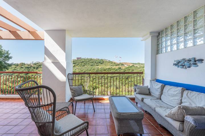 Entire apartment, Alcaidesa Golf and Beach Resort: Relaxation with Pool, Mountain Views and Prime Location in La Alcaidesa, San Roque