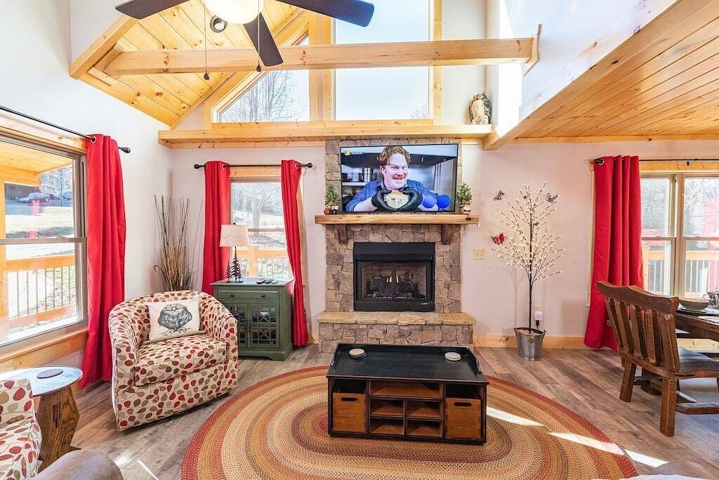 Neugebaute Hütte im Tal ganzjährig zugänglich, The Barn Owl in Blue Ridge Parkway, Maggie Valley