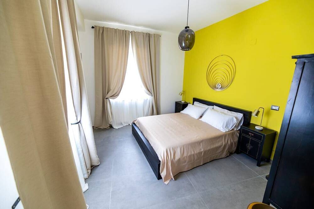 Entire apartment, Deluxe Double Room with Shared Terrace, Wi-Fi and Air Conditioning in Vietri sul Mare, Amalfi Coast