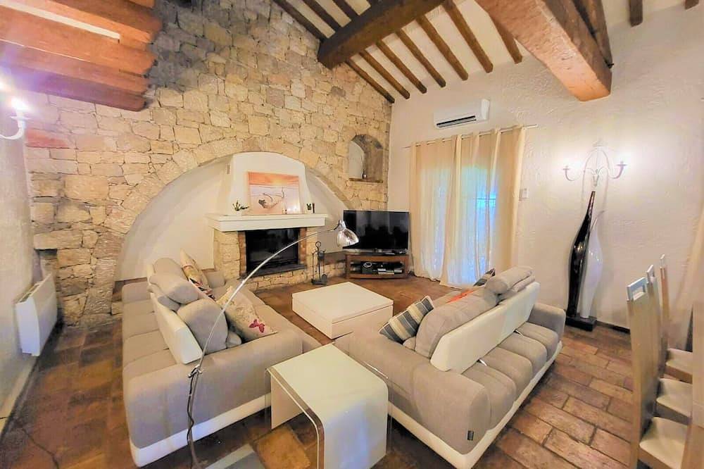 Villa with Garden and Pool-Wifi-Ac in Saint-Laurent-du-Var, Région de Cannes