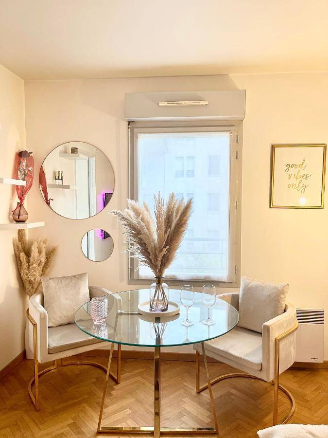 Appartement entier, One-Bedroom Apartment in Le Raincy, Seine-Saint-Denis