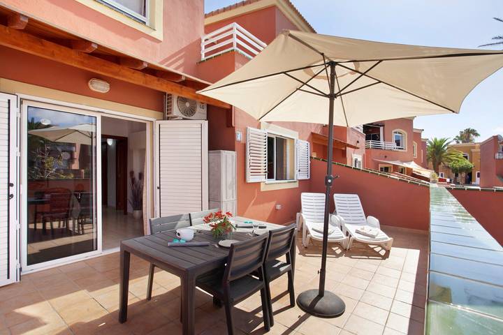 Casa de vacaciones 'Little Dunes' con piscina compartida, terraza y Wi-Fi in Corralejo, La Oliva