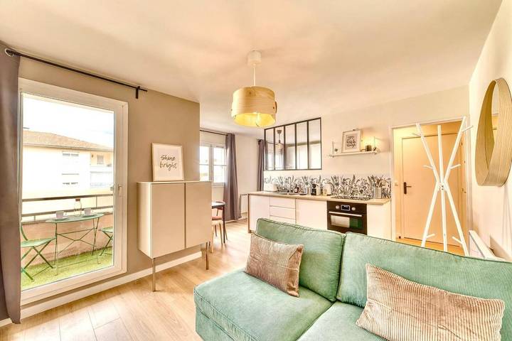 Location de vacances pour 2 personnes, avec Balcon à Saint-Genis-Laval