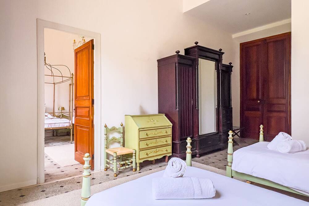 Reserva un retiro en un castillo en plena naturaleza, cerca de Barcelona, Cataluña, España in San Hilario Sacalm, Provincia de Gerona