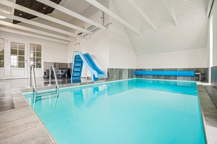 Modern holiday home with pool for 16 guests and 2 dogs in Søndervig, Holmsland Klit