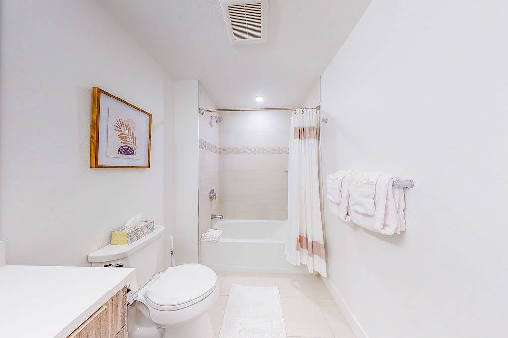 Ganze Wohnung, Ground-Floor, Riverfront Getaway with a Gas Fireplace, Wifi, & Furnished Patio in Silverthorne, Arapaho and Roosevelt National Forests