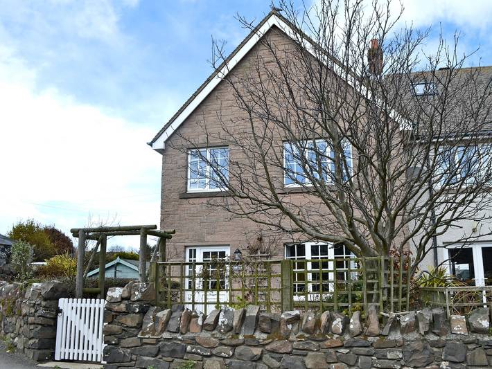 Cottage for 5 people, with garden, with pets in Craster