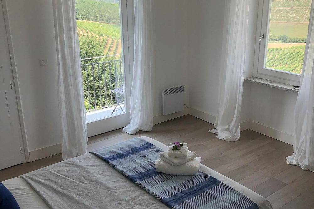 Villa mit Weinbergen, Infinity-Pool, Blick auf ein Unesco-Schloss und die Alpen. in Castagnole delle Lanze, Langhe