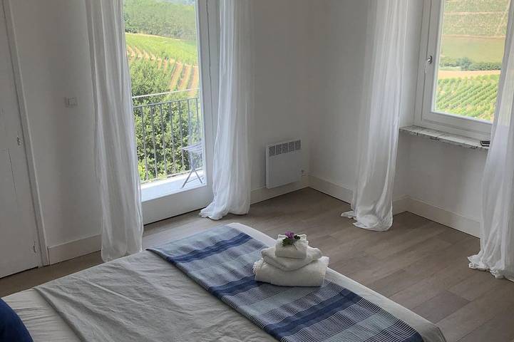 Villa com vinhedos, piscina infinita, vista para o castelo da Unesco e os Alpes. in Castagnole delle Lanze, Langhe