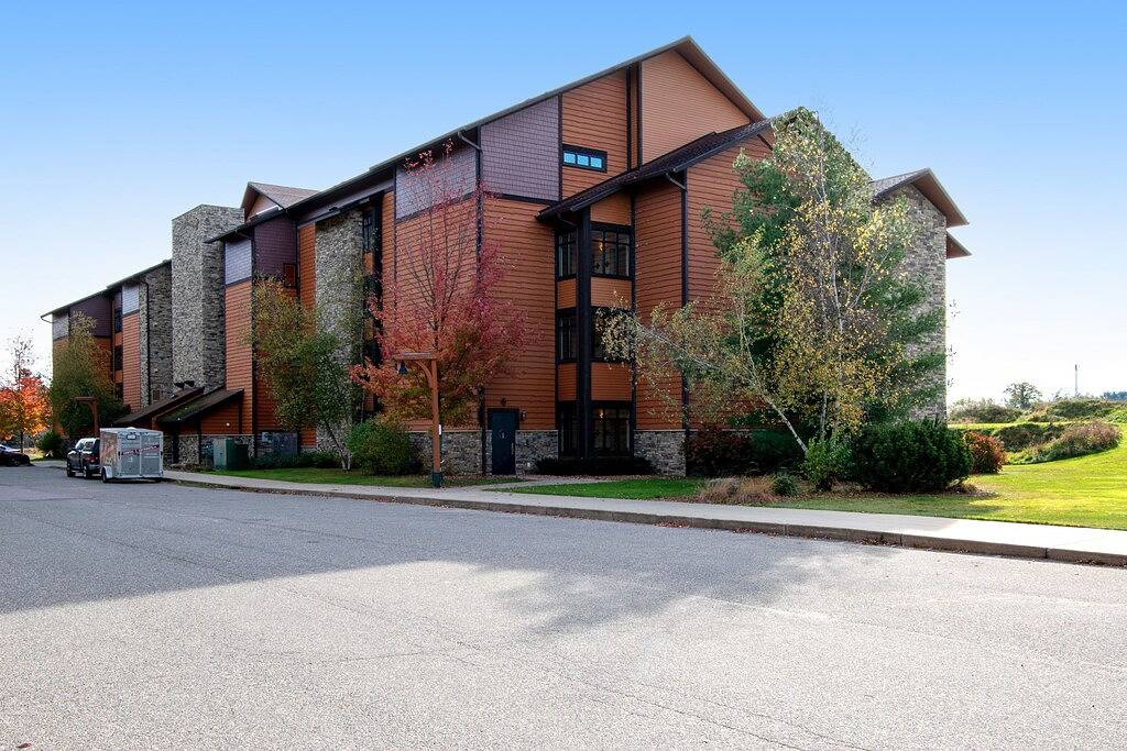 Ganze Wohnung, Golf-front modern condo with fireplace, balcony, & golf course views in Wisconsin Dells, Adams County (WI)