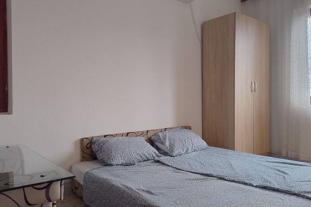 Entire apartment, Charming 3-Bed Apartment in Budva with Garden and Ocean Views in Budva, Opština Budva